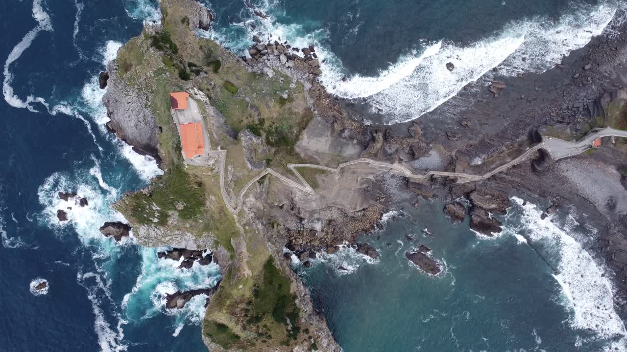 대서양에서 스페인 북부 바스크 지방의 유명한 gaztelugatxe, 위에서 드론으로 촬영