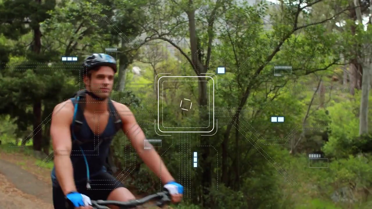 Ruota anteriore che entra nel tracciamento HUD, ciclisti che passano, telecamera che si inclina, HUD che diffonde dati tecnologici.