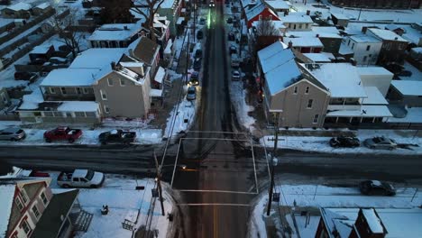 Vuelo-A-Vista-De-Pájaro-Sobre-Una-Carretera-Recta-En-Una-Ciudad-Americana-Después-De-La-Nieve-En-Invierno