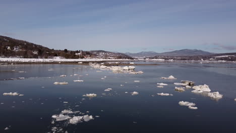 Luftaufnahme-Des-Vereisten-Flusses-In-La-Malbaie,-Charlevoix,-Quebec,-Kanada