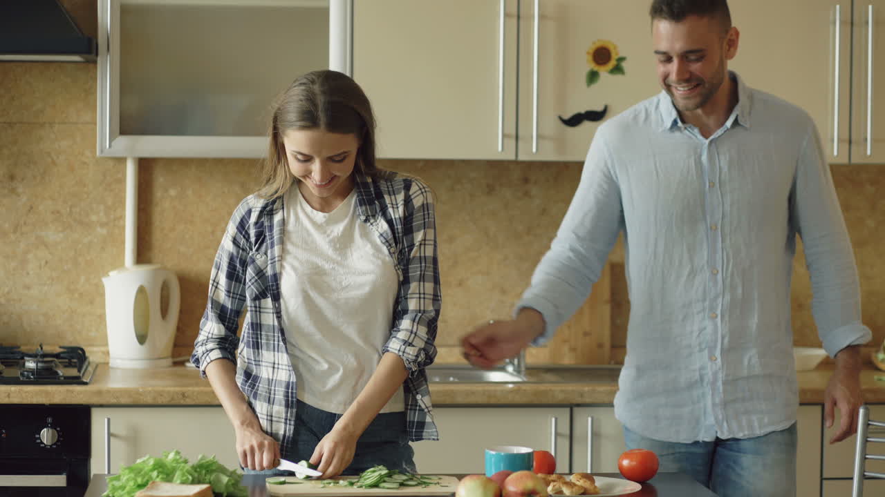 pareja cocinando juntos en la cocina