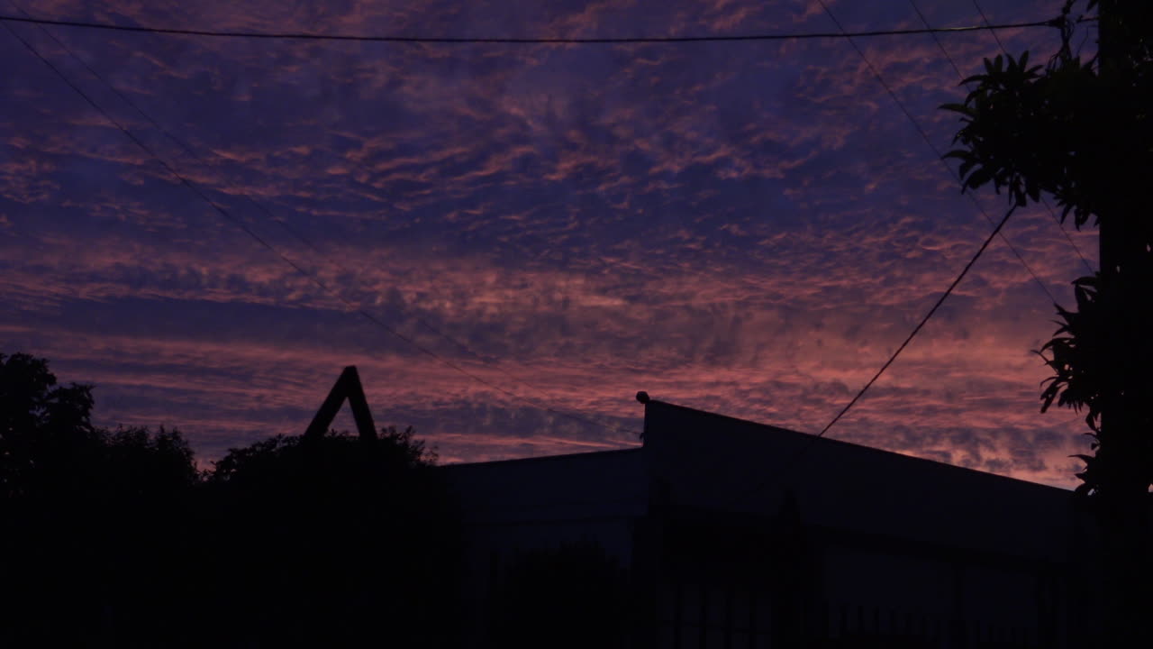 Céu vibrante e singular ao pôr do sol.