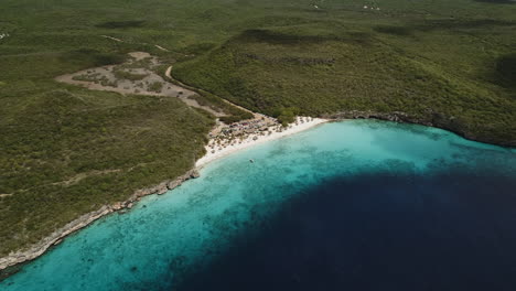 Drohnenschuss-In-Großer-Höhe-Am-Karibischen-Strand-Von-Kenepa-Auf-Der-Insel-Curacao