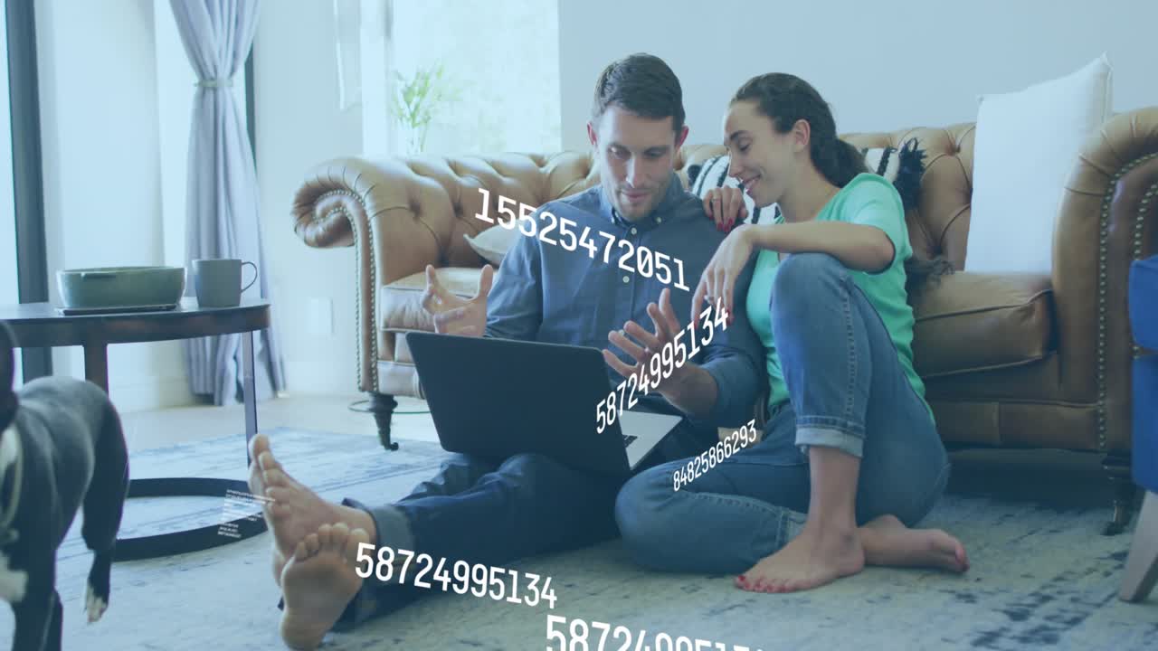 Animazione di numeri che cambiano sopra una coppia caucasica che usa un laptop.