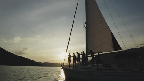 amigos disfrutando de un crucero al atardecer