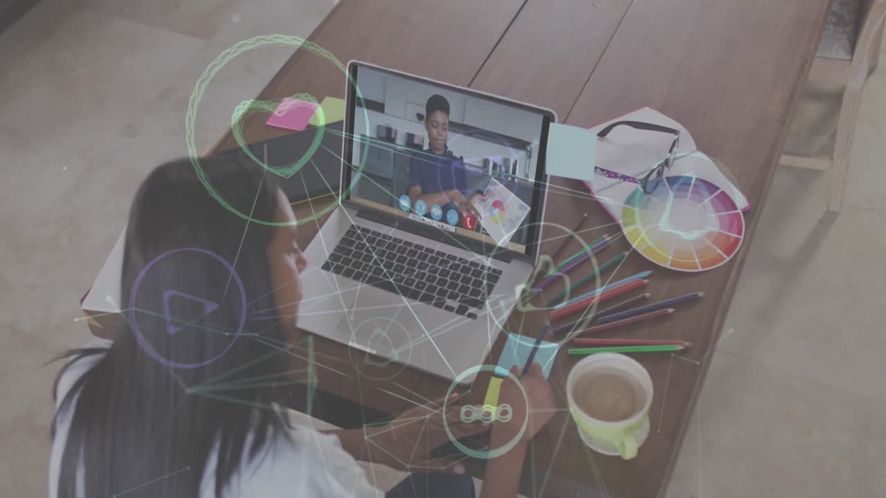 animación de una red de conexiones con iconos sobre una mujer usando una computadora portátil en una videollamada