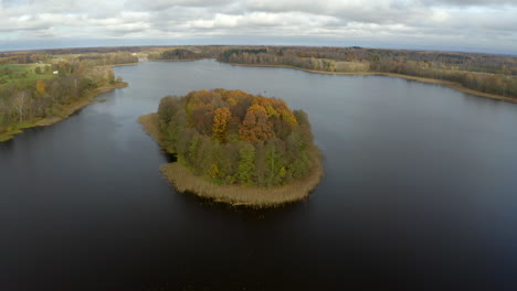 Isla-En-El-Lago-&quot;meirans&quot;---Lago-Meiranu-En-Letonia