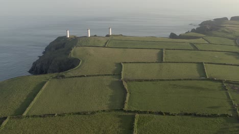 Antena-De-La-Granja-Costera-De-La-Tarde-Creciente-De-Las-Torres-De-Baliza-Del-Hombre-Del-Metal,-Irl