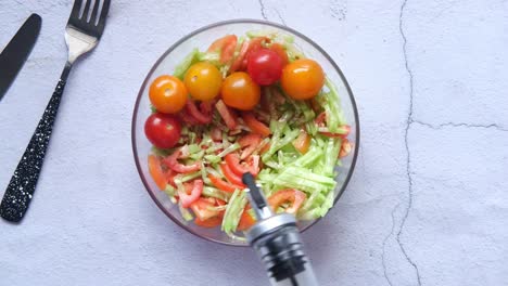 preparando una ensalada de tomate y pepino
