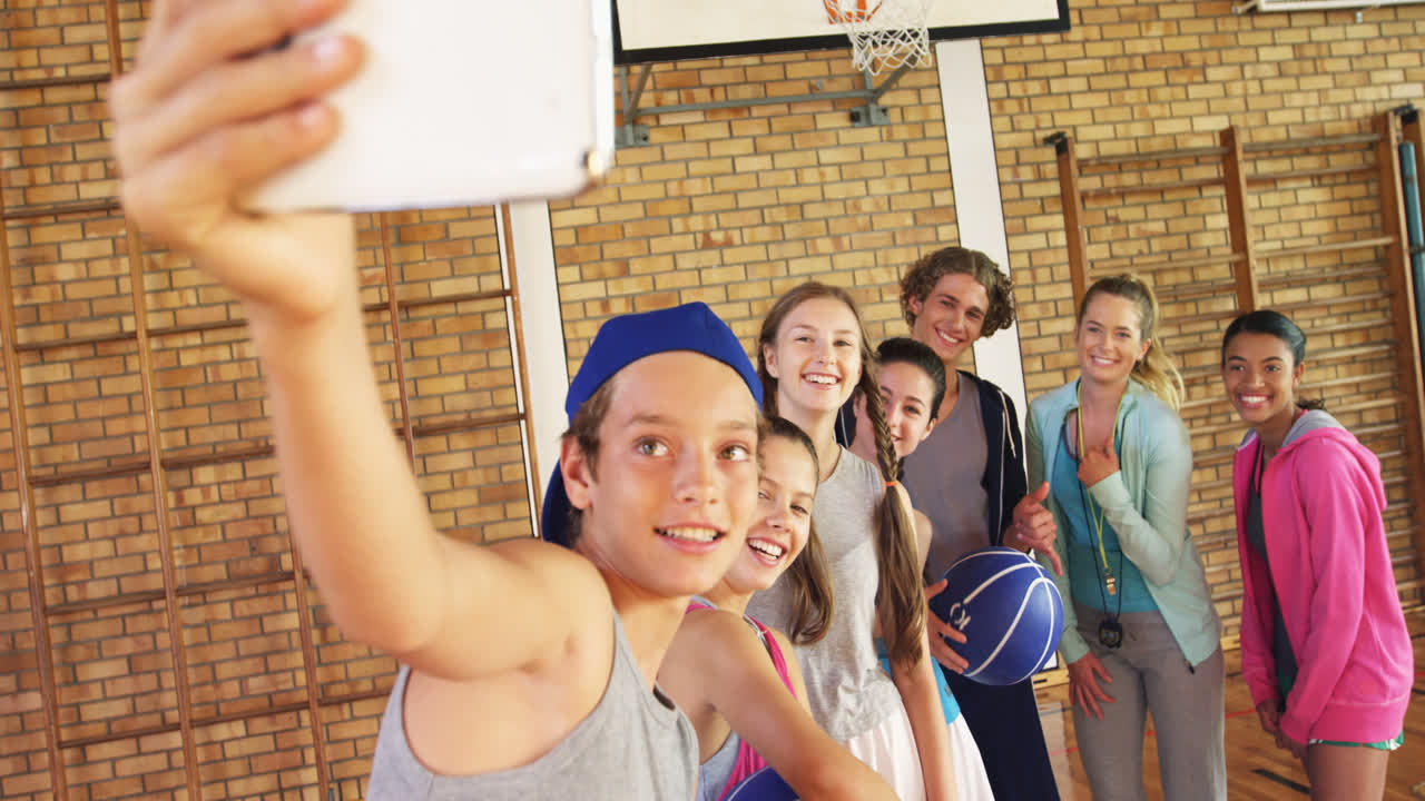 고등학교 아이들이 셀카를 찍고 있습니다.