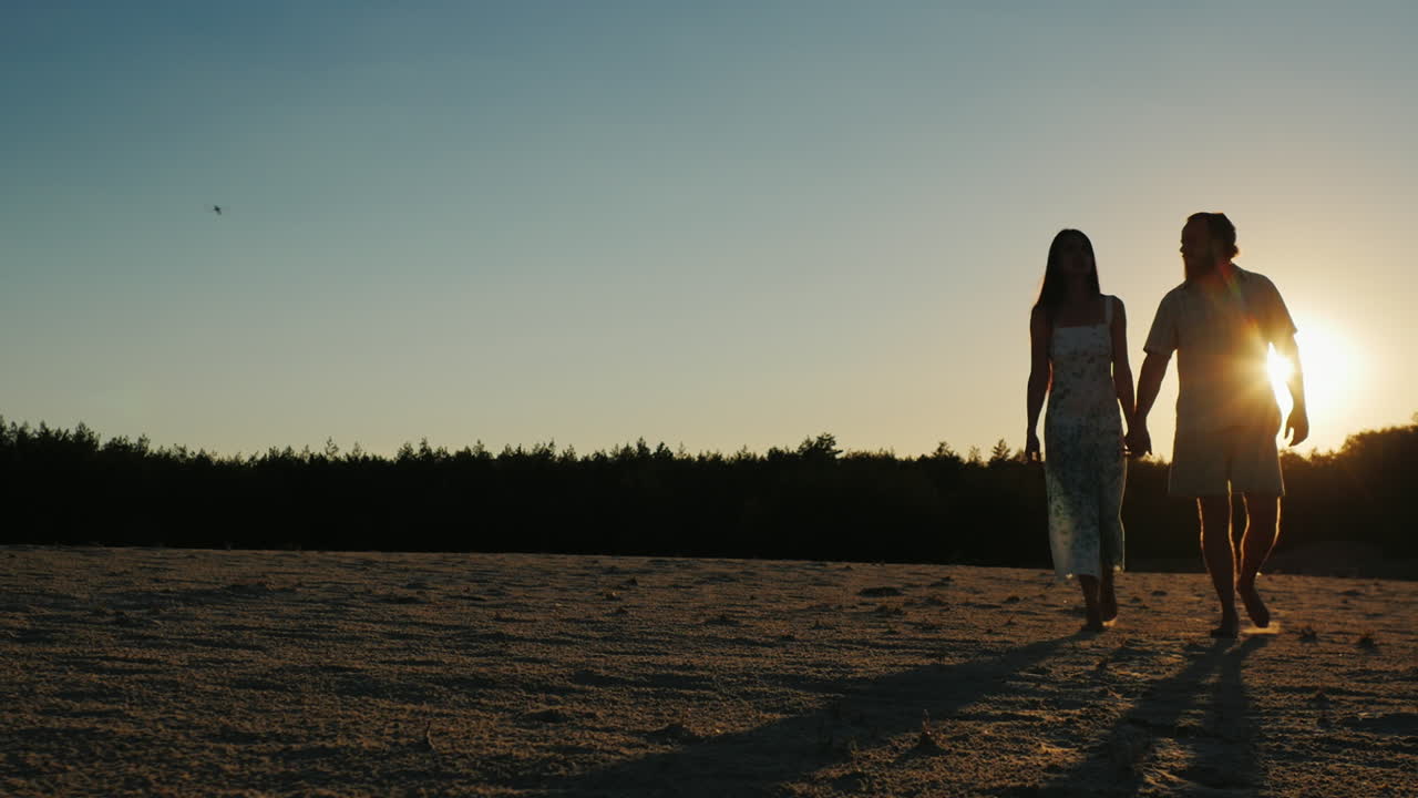 joven pareja romántica caminando al atardecer