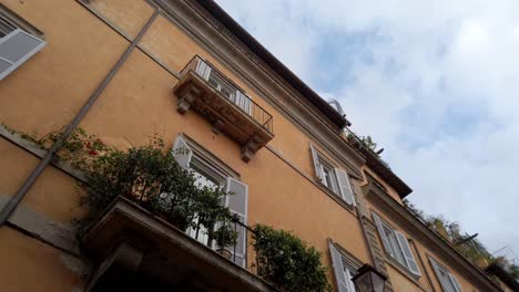 fachada de elegantes edificios en el centro de la ciudad de roma, capital de italia movimiento de camiones