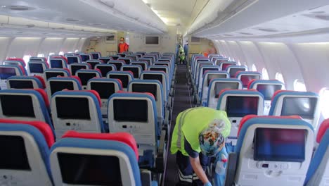 trabajadores limpiando dentro del avión aeropuerto de avión