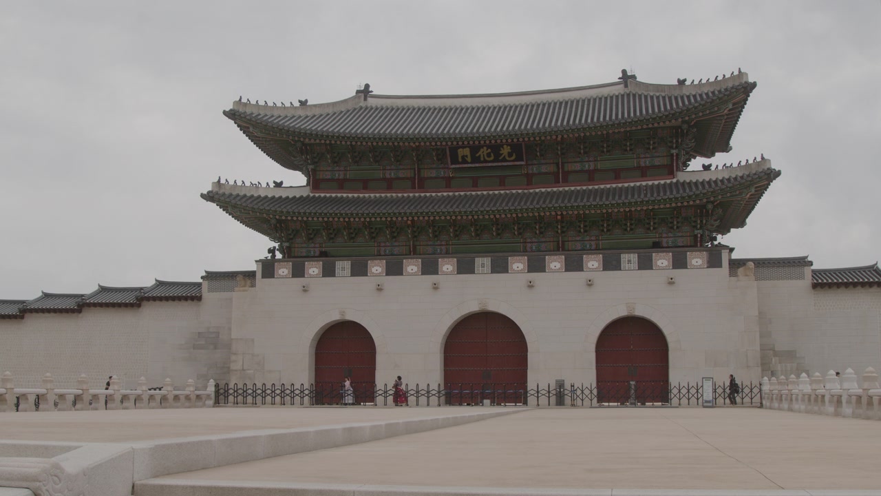 Ampia ripresa al rallentatore di pedoni e turisti davanti al Gwanghwamun Gate