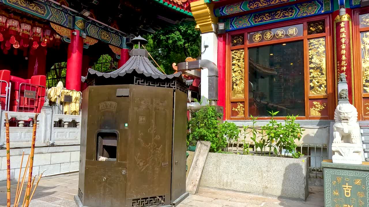 los visitantes exploran el vibrante templo de hong kong