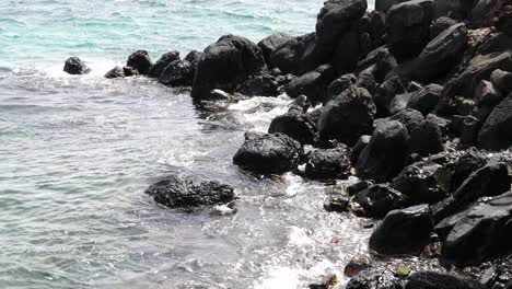 海浪在海邊的岩石上打破