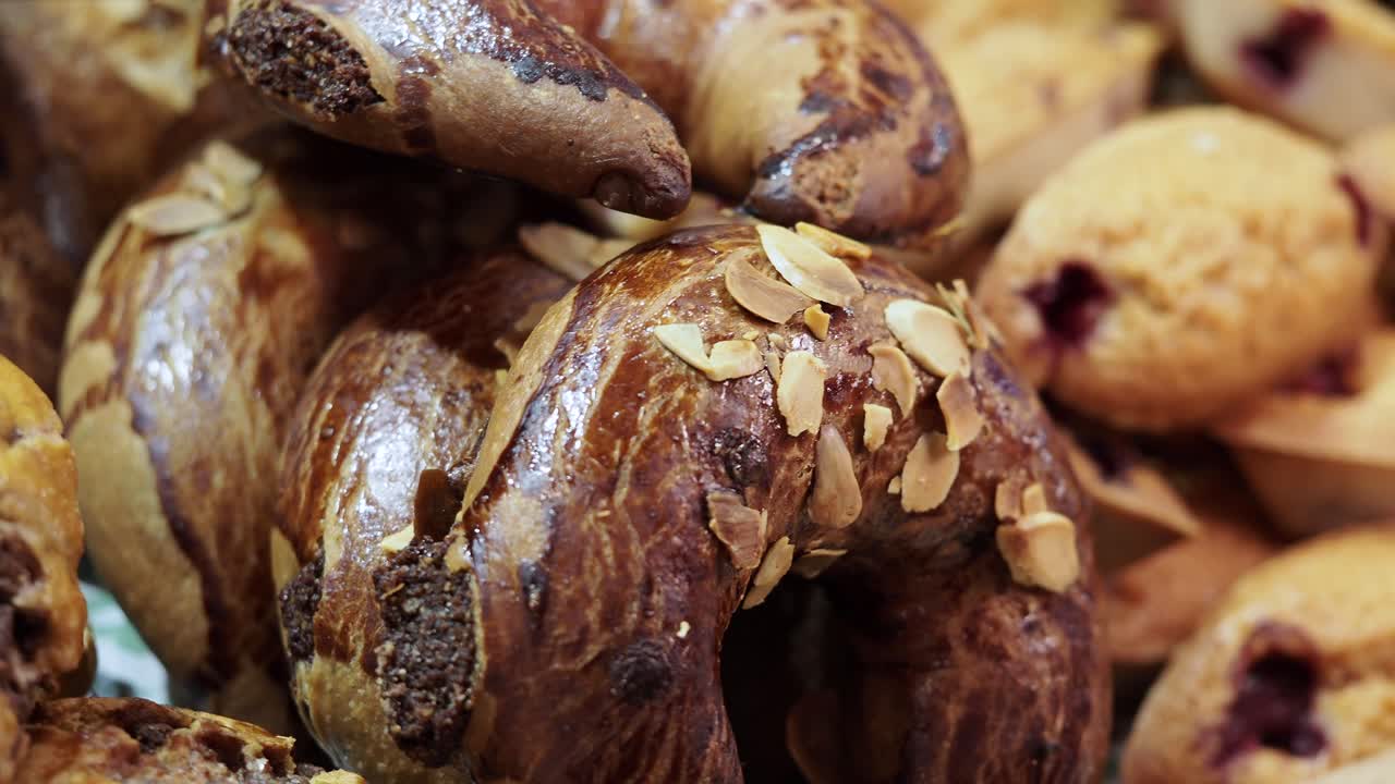 Close-up van versgebakken amandelcroissant en gebak
