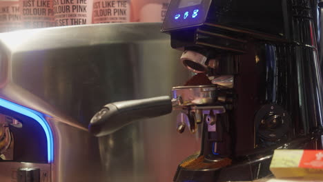 la máquina de mezclar café está mezclando granos de café
