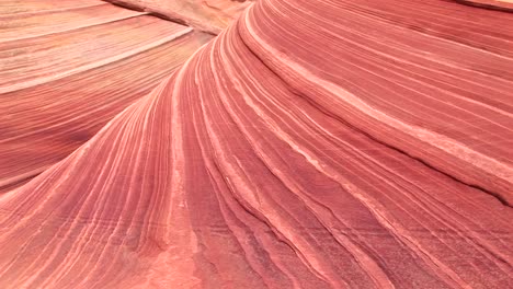 Mediumshot-De-Las-Capas-De-Arenisca-Arremolinadas-En-Una-Formación-Rocosa-Del-Desierto