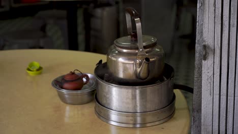 Una-Tetera-De-Plata-Metálica-Con-Agua-Hirviendo,-Preparación-De-Té