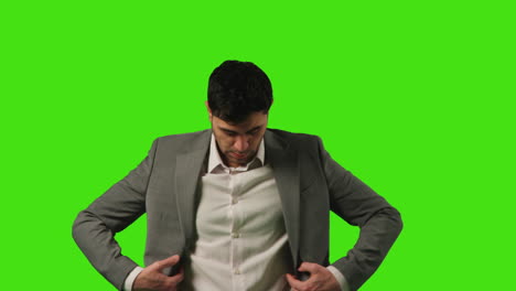 Porträt-Eines-Jungen-Geschäftsmannes,-Der-Vor-Einem-Greenscreen-Steht-Und-Seinen-Anzug-Vor-Einem-Greenscreen-Gerade-Rückt-3