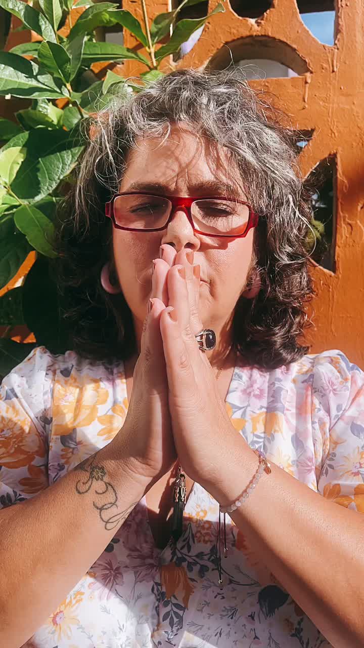 mujer meditando al aire libre