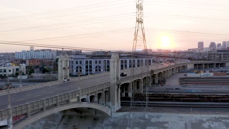 concepto urbano - conducción de automóviles en el pintoresco paisaje de la ciudad de dtla al atardecer