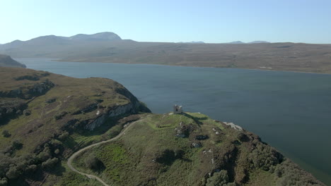 Eine-Luftaufnahme-Von-Castle-Bharriich-In-Der-Nähe-Von-Tongue-In-Den-Schottischen-Highlands-An-Einem-Sommertag