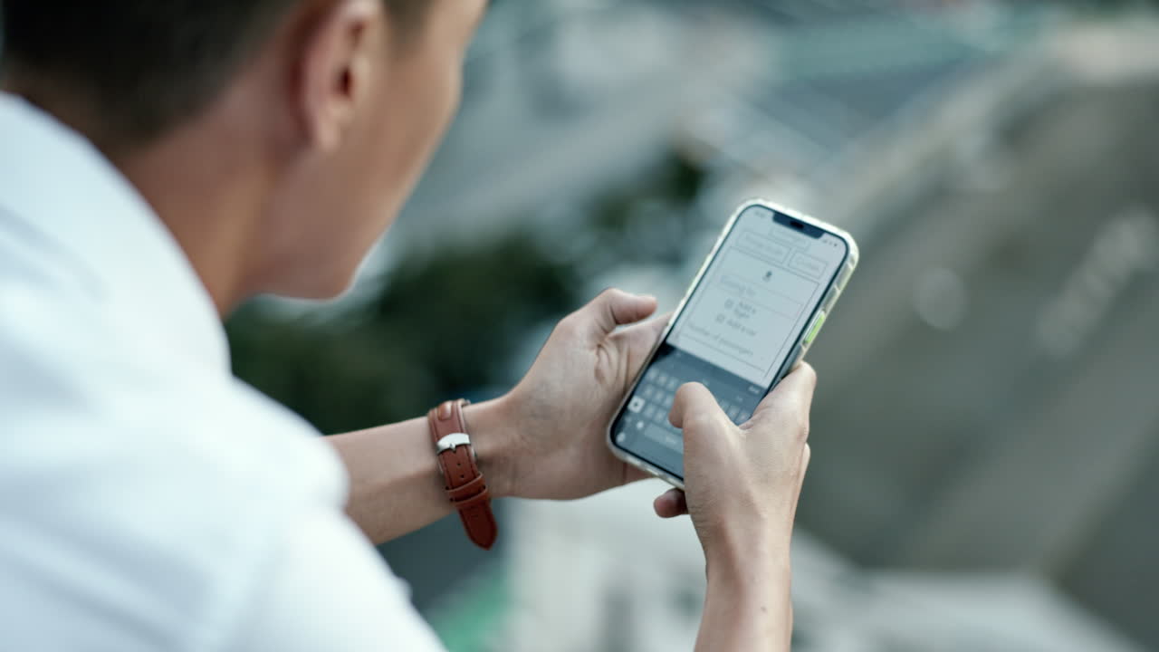 사업가, 손과 전화 앱에서 타이핑