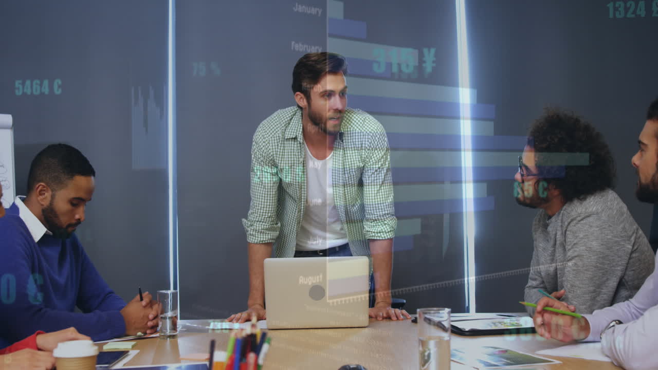 animación de gráficos, cambios de números, símbolos de divisas, diversos compañeros de trabajo discutiendo informes