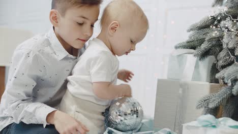 Cute-child-playing-mirror-balls-in-living-room.-Portrait-of-small-boy