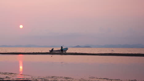 Un-Pescador-Por-La-Mañana-Preparándose-Para-Ir-A-Pescar.