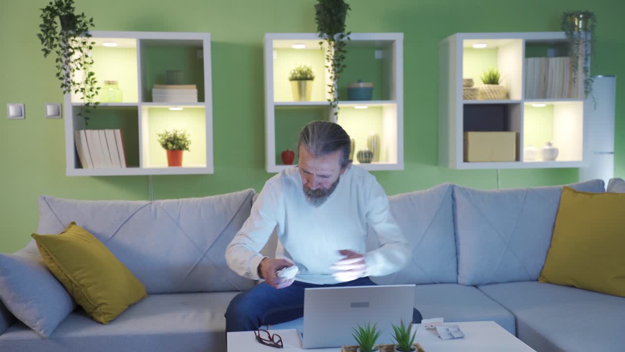 중간 소득의 성숙한 남성이 고가의 유 ⁇ 리티 요금에 대한 대가로 저축합니다.