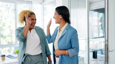 Büro,-High-Five-Und-Frauen,-Die-Bei-Der-Arbeit-Grüßen