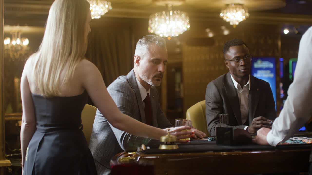 한 잔 더 달라고 하는 남자.