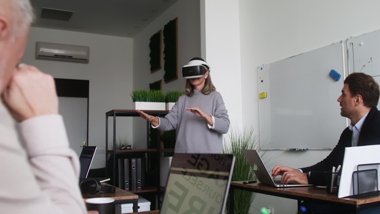 учитель объясняет в классе.