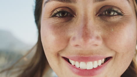 belleza natural, ojos y pecas de mujer en un rostro