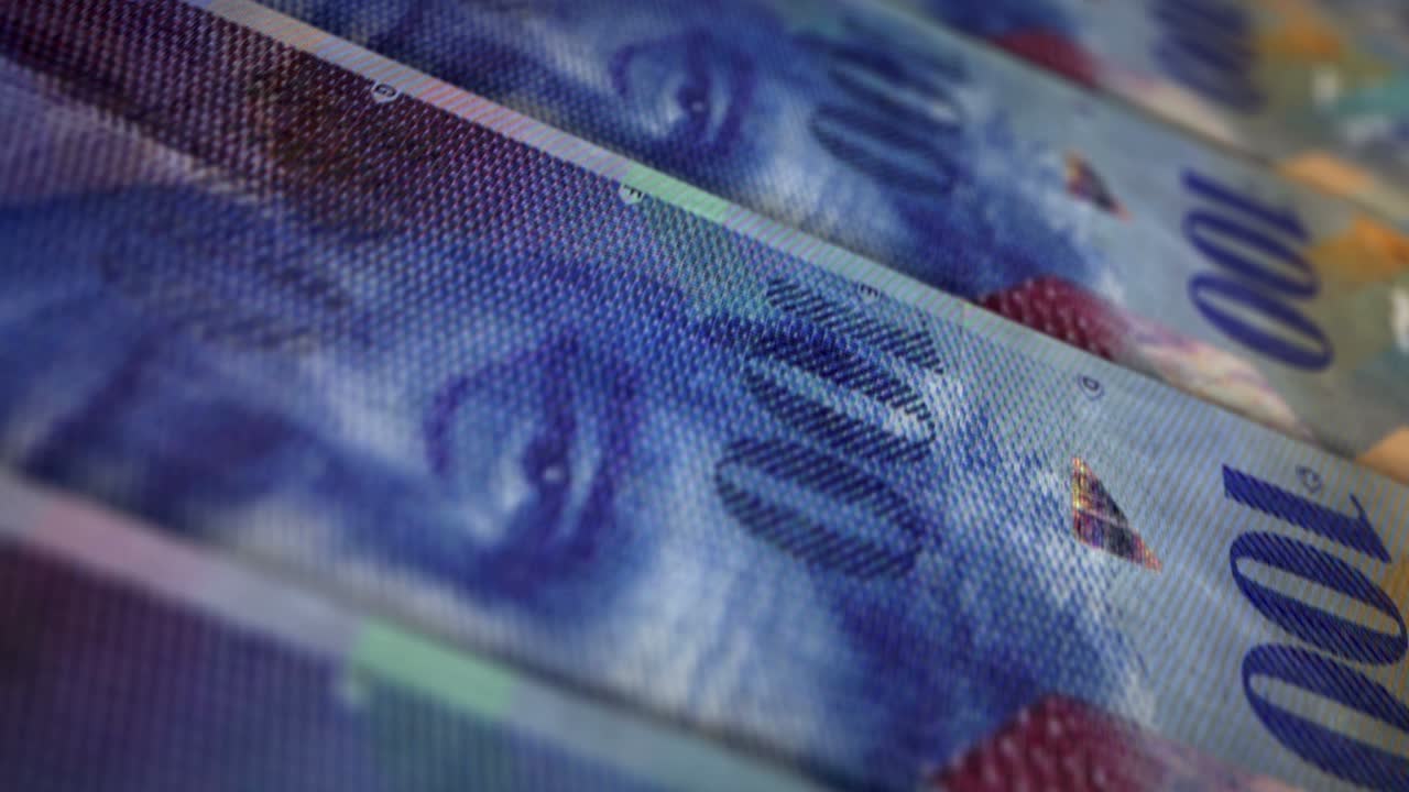 animación en bucle de la superficie del billete de dinero de francos suizos