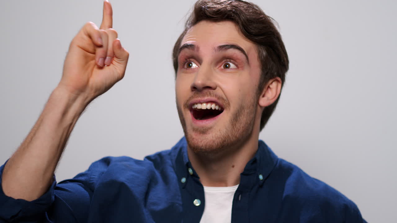 hombre pensando en una idea en un fondo claro. persona masculina encontrando una solución