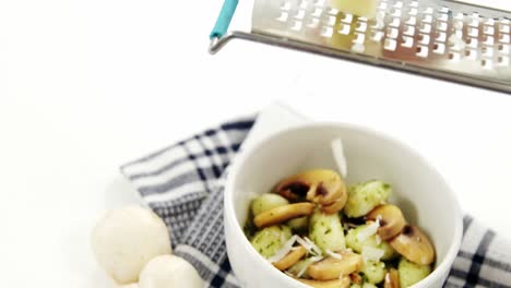 adornar la pasta con queso