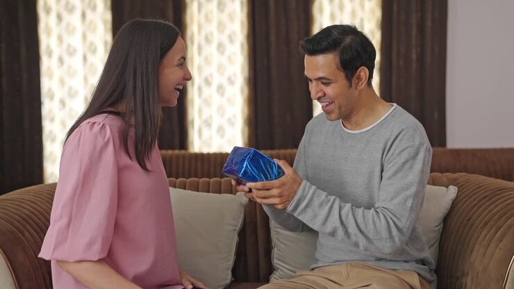 la esposa india sorprende a su marido con un regalo.