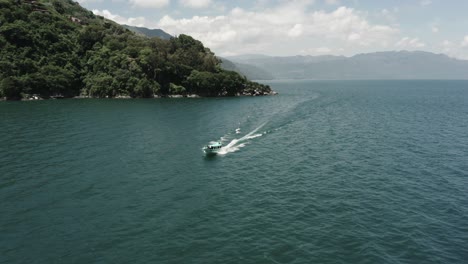 lancha navegando en el lago de atitlán, guatemala. reversa aérea
