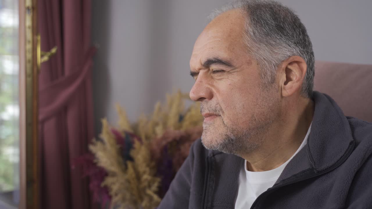 la vida en solitario. el viejo, que no tiene a nadie en su vida, está triste.