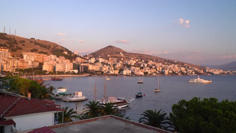 Unglaublicher-Sonnenuntergang-In-Der-Wunderschönen-Stadt-Saranda-An-Der-Albanischen-Riviera