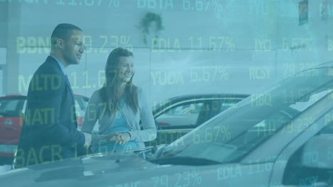 animación del procesamiento de datos financieros sobre una mujer con un vendedor en una tienda de automóviles