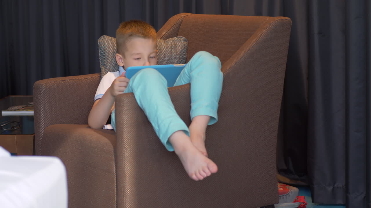 niño en casa pasando tiempo libre con una tableta digital