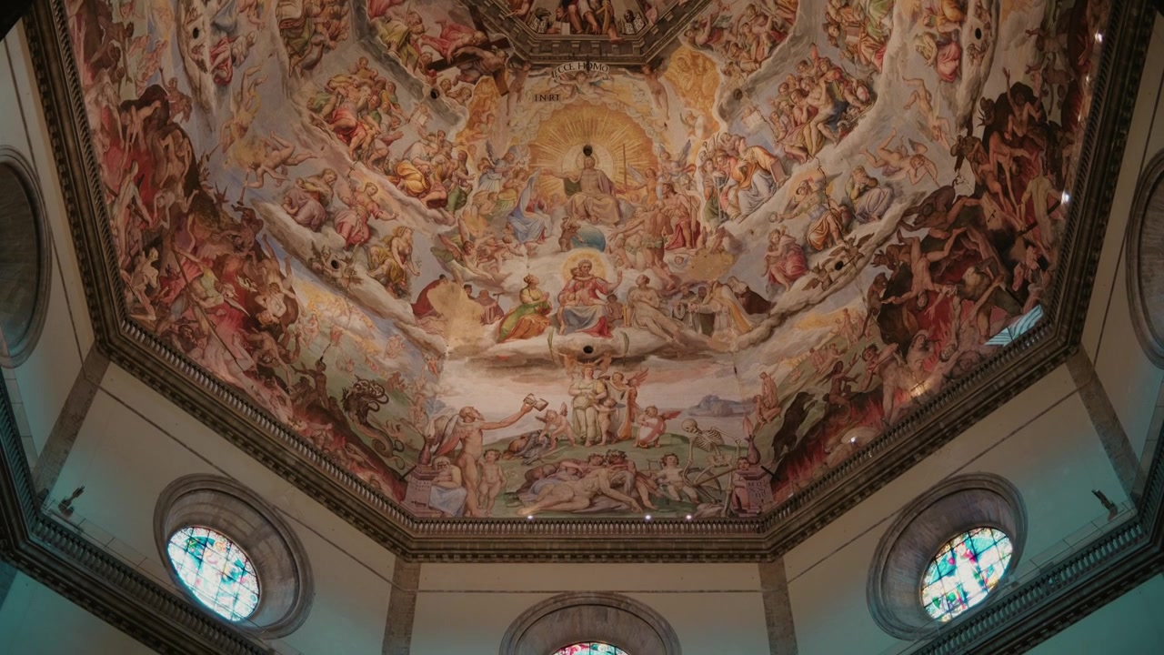 Cúpula pintada ornamentada vista desde directamente abajo
