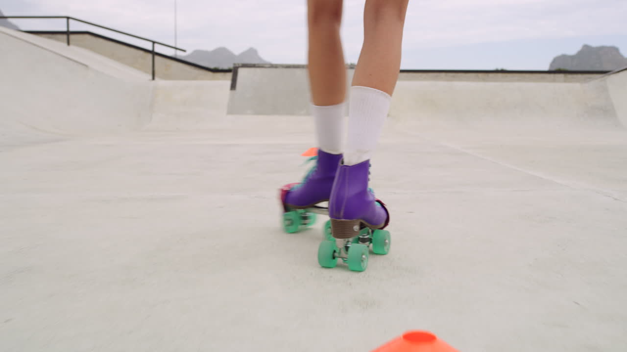 primer plano de las piernas femeninas patinando por fuera
