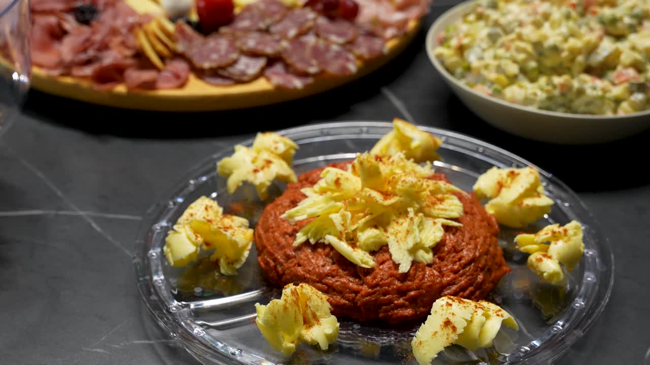 Cena di Natale con antipasti gourmet e una presentazione elegante del cibo.