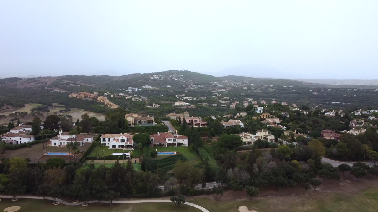 establecimiento de una ciudad rural con toma aérea en el campo y las colinas de españa
